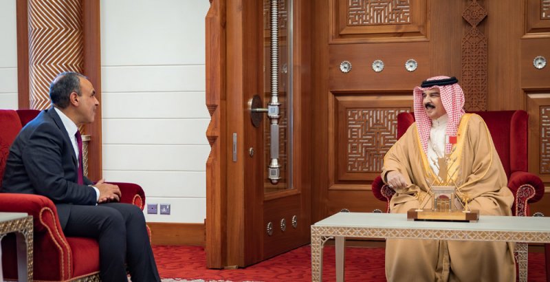 جلالة الملك المعظم يستقبل وزير الخارجية والهجرة وشؤون المصريين بالخارج ويؤكد متانة ورسوخ العلاقات البحرينية المصرية