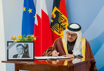 وزير الخارجية يقدم تعازي مملكة البحرين في وفاة رئيس جمهورية ألمانيا الاتحادية الأسبق