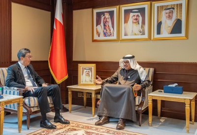 وزير الخارجية يستقبل رئيس مجلس الإدارة المؤسس لبنك سنغافورة الخليج