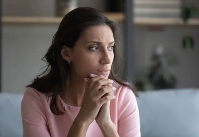 لماذا يزداد القلق لدى النساء؟.. اليكم الأسباب والعلاج