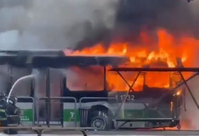 بالفيديو: مقتل شخصين إثر سقوط طائرة صغيرة على طريق في ساو باولو