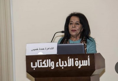 الزميل الماجد يستعد لتوثيق سيرة حياة والدته الشاعرة حمدة خميس