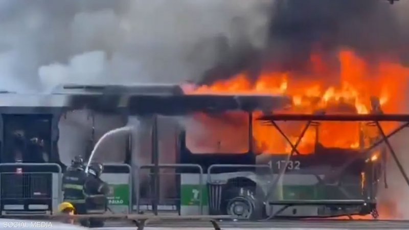 بالفيديو: مقتل شخصين إثر سقوط طائرة صغيرة على طريق في ساو باولو