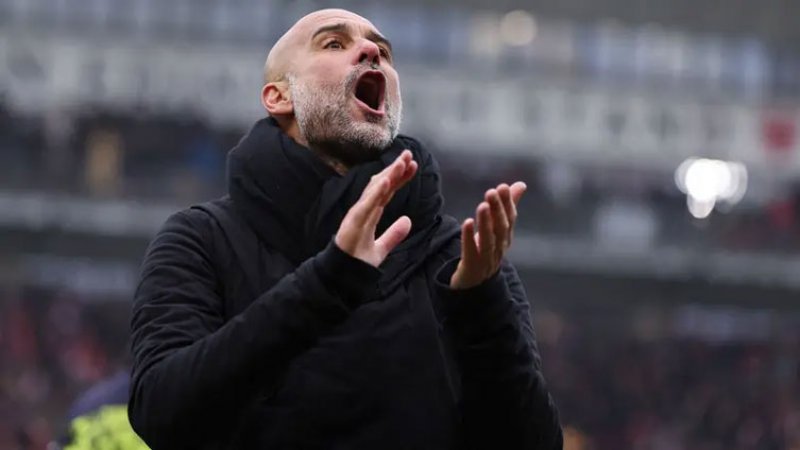 غوارديولا يسخر من الحكام بعد إصابة لاعبه الجديد