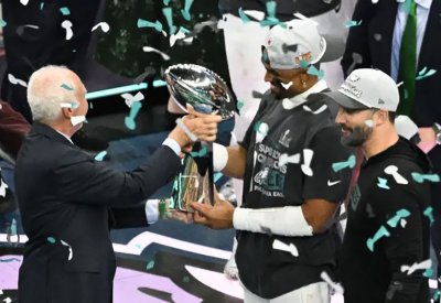 سوبر بول.. فيلادلفيا إيغلز يسحق كانساس بحضور ترامب