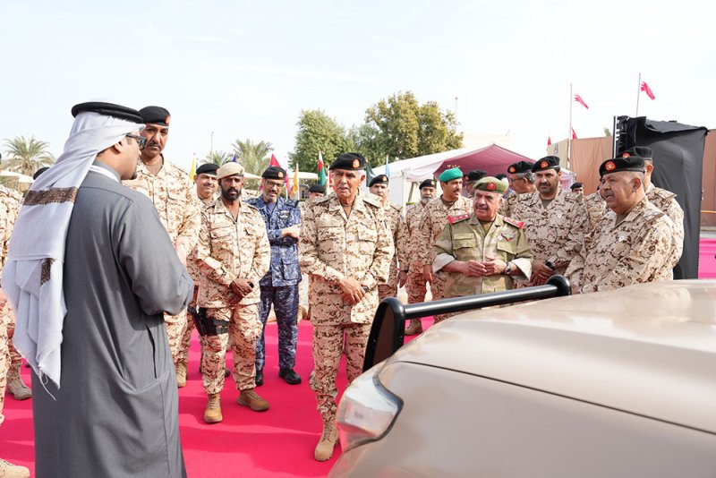 رئيس هيئة الأركان يفتتح معرضًا عسكريًا بقوة دفاع البحرين