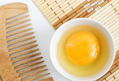صفار البيض أم بياضه.. أيهما أفضل لوقف تساقط الشعر؟