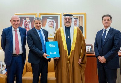 رئيس ديوان ولي العهد يتسلم نسخة من كتاب تذكاري عن جامعة البحرين الطبية
