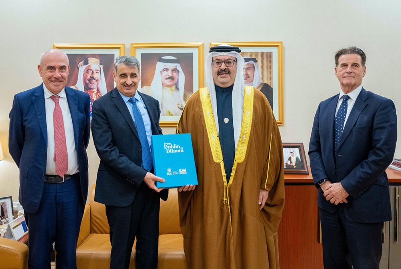 رئيس ديوان ولي العهد يتسلم نسخة من كتاب تذكاري عن جامعة البحرين الطبية