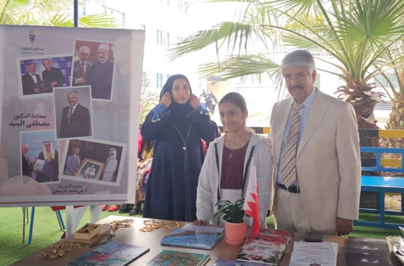 السيد يستعرض كتابه "وطني الجميل" لطلبة الفلاح