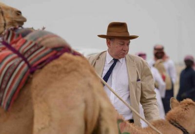السفير الإيطالي يشهد سباقات الهجن على كؤوس سمو الشيخ خالد بن حمد