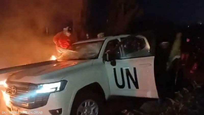 بيروت.. إحراق سيارة تابعة لليونيفيل وشغب على طريق المطار