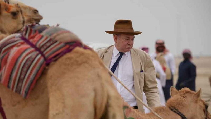 السفير الإيطالي يشهد سباقات الهجن على كؤوس سمو الشيخ خالد بن حمد