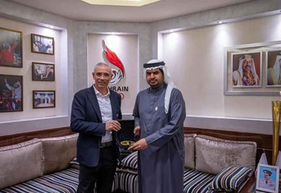 سمو الشيخ عيسى بن علي يبحث التعاون مع رئيس الاتحاد الدولي للترايثلون