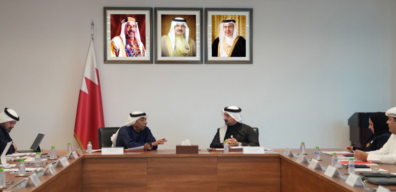 مناقشة تحسين مناخ الاستثمار وتعزيز تنافسية المنتجات البحرينية بين "الصناعة" و"الغرفة"