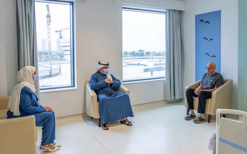 سمو ولي العهد رئيس مجلس الوزراء يزور مريض بفقر الدم المنجلي استكمل مراحل علاجه عبر تقنية زراعة النخاع باستخدام التعديل الجيني "كريسبر"