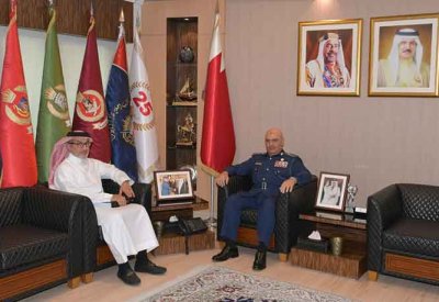 رئيس الأمن العام يتسلم نسخة من رسالة الدكتوراه لمدير إدارة شئون التظلمات