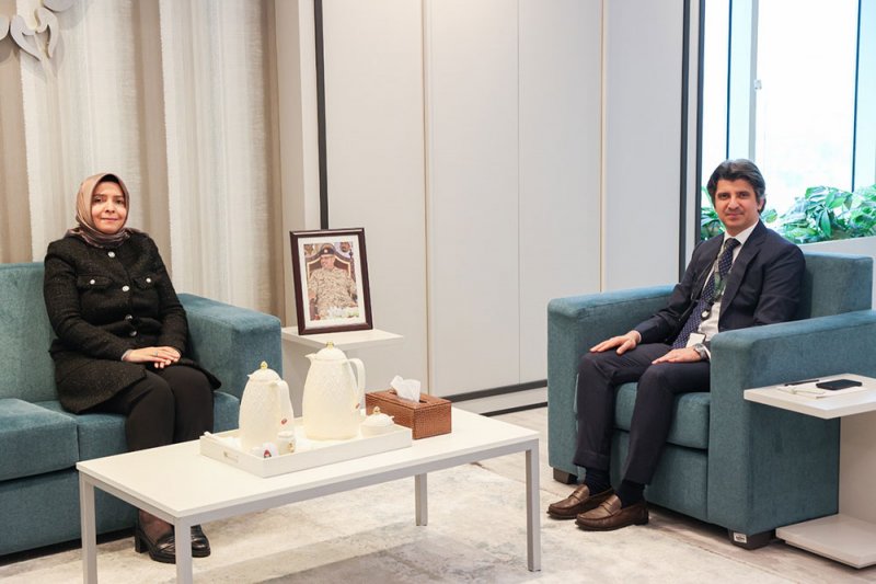 الرئيس التنفيذي لـ"المهن الصحية" يبحث التعاون الطبي مع السفيرة التركية