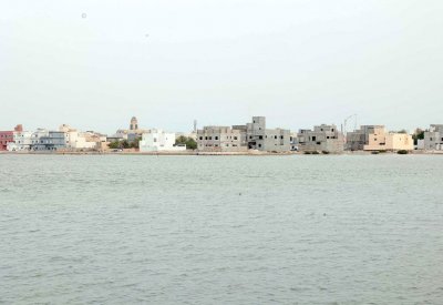 إنشاء وتطوير ممشى بحري على ساحل العكر