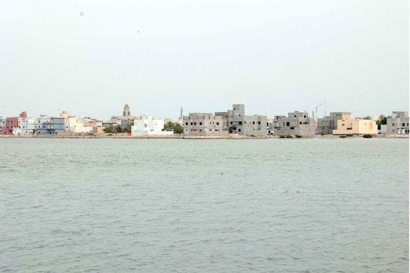إنشاء وتطوير ممشى بحري على ساحل العكر