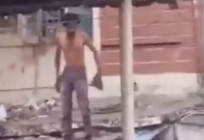 بالفيديو: شاب يرمي بنفسه من الطابق الثالث ويقف بلا خدش