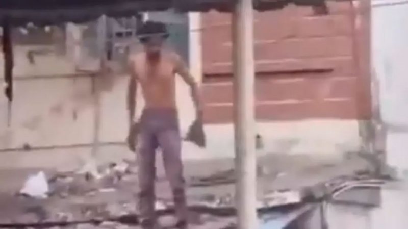 بالفيديو: شاب يرمي بنفسه من الطابق الثالث ويقف بلا خدش