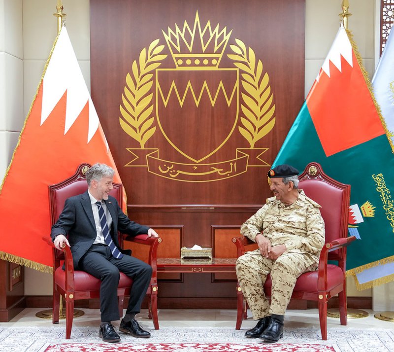 القائد العام لقوة دفاع البحرين يستقبل سفير المملكة المتحدة الصديقة