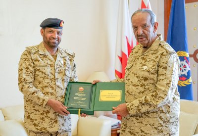 القائد العام لقوة دفاع البحرين يتسلم نسخة من رسالة دكتوراه