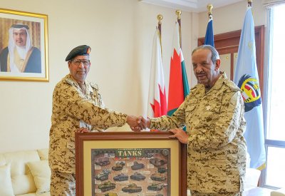 القائد العام يستقبل قائد الدروع الملكية