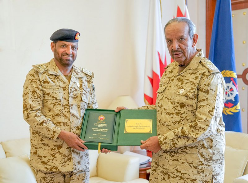 القائد العام لقوة دفاع البحرين يتسلم نسخة من رسالة دكتوراه