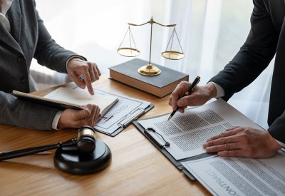 إخضاع عقود الحكومة التي تتجاوز 100 ألف دينار لمراجعة "هيئة التشريع"