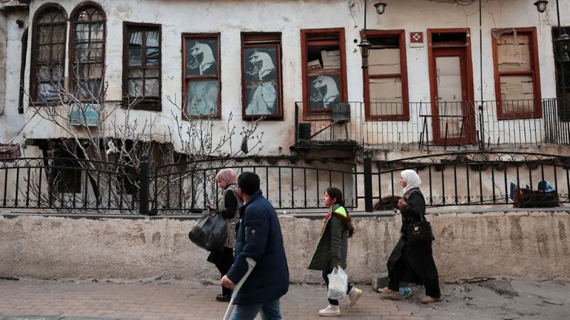 إسرائيل تضغط لإبقاء سوريا ضعيفة.. عبر قاعدتي روسيا