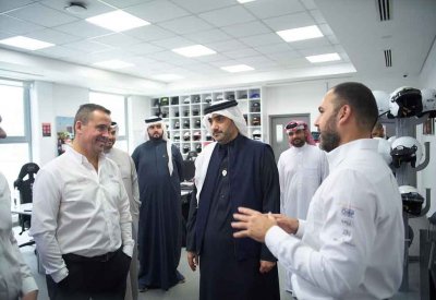 الرئيس التنفيذي لممتلكات يزور شركة ريسينغ فورس