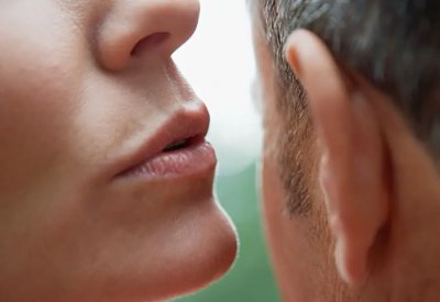 الذكاء الاصطناعي فشل في استخدامها.. لغز "الهمهمة" في الحديث بين البشر