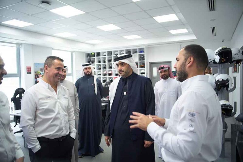 الرئيس التنفيذي لممتلكات يزور شركة ريسينغ فورس