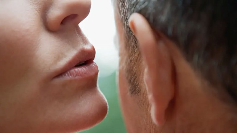 الذكاء الاصطناعي فشل في استخدامها.. لغز "الهمهمة" في الحديث بين البشر