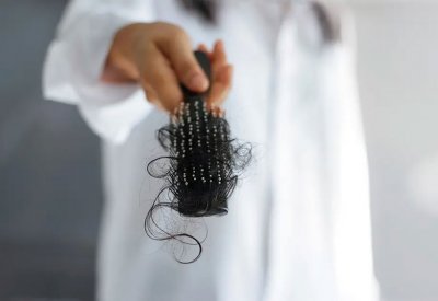 إليك أسهل الطرق لإبطاء تساقط الشعر.. وتعزيز نموه أيضاً!