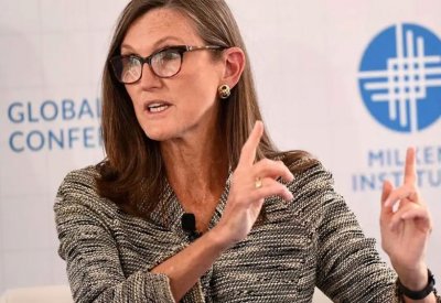 كاثي وود: بيتكوين قد يصبح "بريتون وودز الجديد" في النظام النقدي العالمي