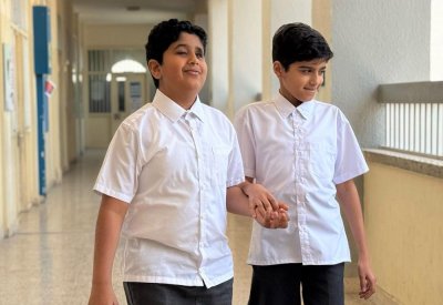 علي يصبح لصديقه محمد العين التي ينظر بها داخل المدرسة