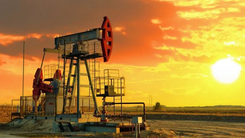 "EIA" تتوقع انخفاض فائض النفط العالمي في عامي 2025 و2026