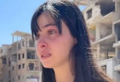 سباحة سوريا الشهيرة باكية.. فيديو من فوق أطلال بيتها بداريا