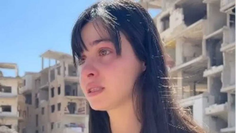 سباحة سوريا الشهيرة باكية.. فيديو من فوق أطلال بيتها بداريا