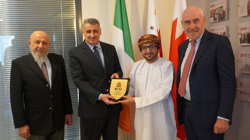 جامعة البحرين الطبية تستضيف وفدًا من كلية الطب والعلوم الصحية بجامعة السلطان قابوس