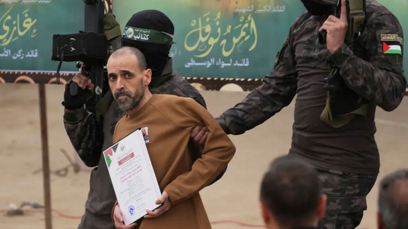 أنباء عن مقتل محتجز في غزة.. وإسرائيليون لنتنياهو "توقف"