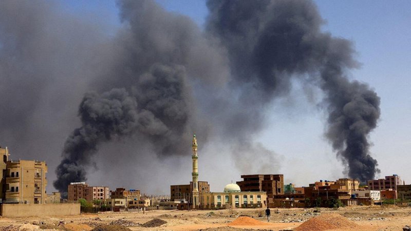 معارك عنيفة وسط الخرطوم.. والجيش يعلن سيطرته على طرق مهمة