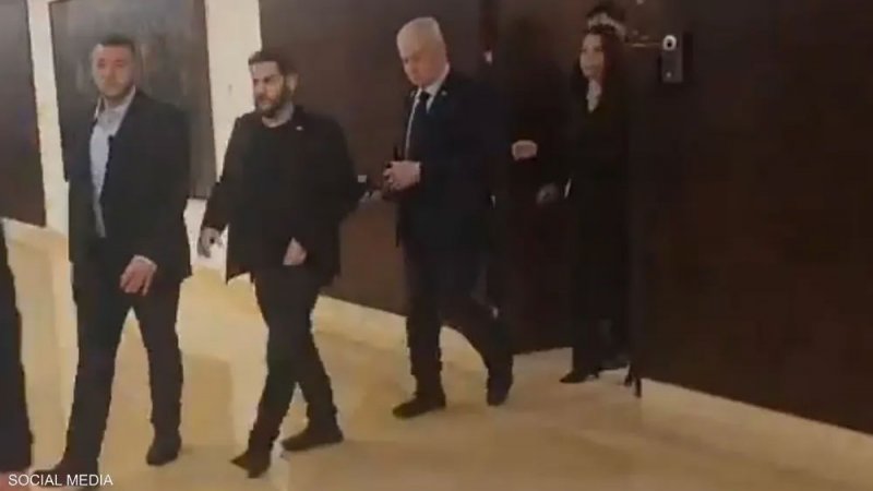 نتنياهو يحتمي بملجأ أثناء هجوم صاروخي من اليمن