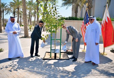 وزير "البلديات" والسفير الأميركي يشاركان في فعالية تشجير بالسفارة الأميركية