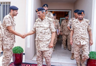 ‏القائد العام لقوة دفاع البحرين يتفقد إحدى وحدات قوة ‏دفاع البحرين