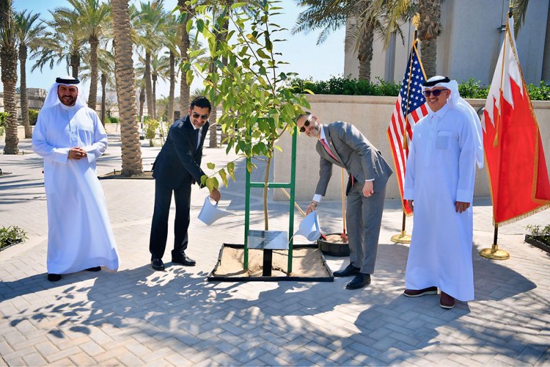 وزير "البلديات" والسفير الأميركي يشاركان في فعالية تشجير بالسفارة الأميركية