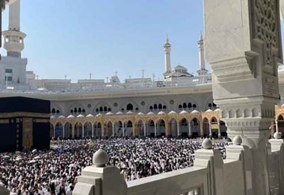 جموع المصلين بالمسجد الحرام يؤدون آخر صلاة جمعة بشهر رمضان